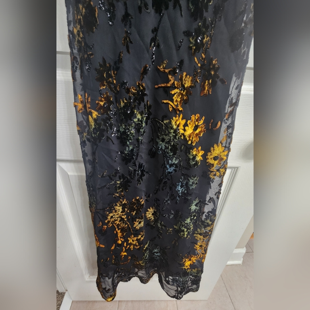 Chic Black and Yellow Dress with Vibrant Accents - Picture 3 of 5